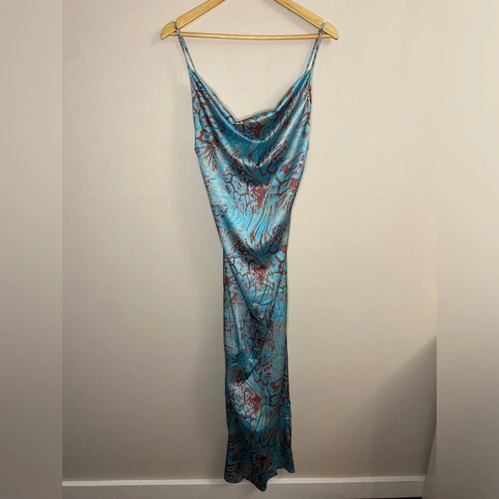 PrettyLittleThing Blue Leopard Print Strappy Satin Cowl  Midi Dress - Picture 5 of 11